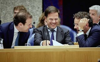 De ministers Lodewijk Asscher, premier Mark Rutte en minister Jeroen Dijsselbloem (v.l.n.r.) in de plenaire zaal tijdens een schorsing van de Algemene Politieke Beschouwingen. beeld ANP