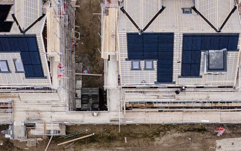 Zonnepanelen op woningen in een nieuwe wijk. beeld ANP, Sem van der Wal