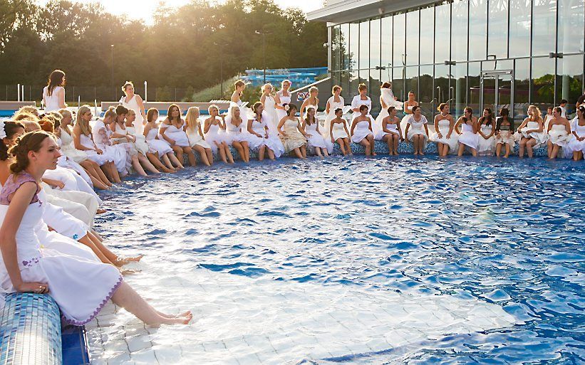 Eerst voorzichtig pootje baden. Foto EPA