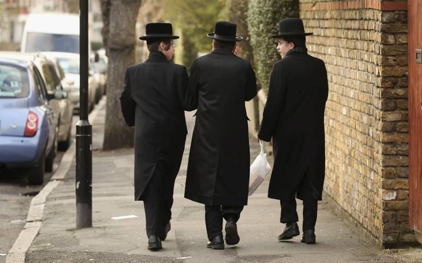 LONDEN. Orthodoxe Joden wandelen Londen. Er is ophef ontstaan over een geplande protestmars tegen Britse Joden. beeld AFP