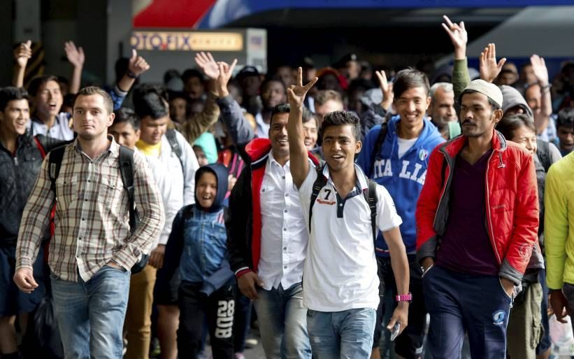 „Het beginsel van een positieve houding tegenover vluchtelingen staat als een paal boven water.” Foto: vluchtelingen arriveren op het treinstation in München. beeld EPA