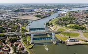 Waterkering in de Hollandsche IJssel, met de Algerabrug. Rechts Capelle, links Krimpen aan den IJssel, en boven de waterkering is de Stormpolder te zien, en rechtsboven de Van Brienenoordbrug in Rotterdam. beeld Rijkswaterstaat