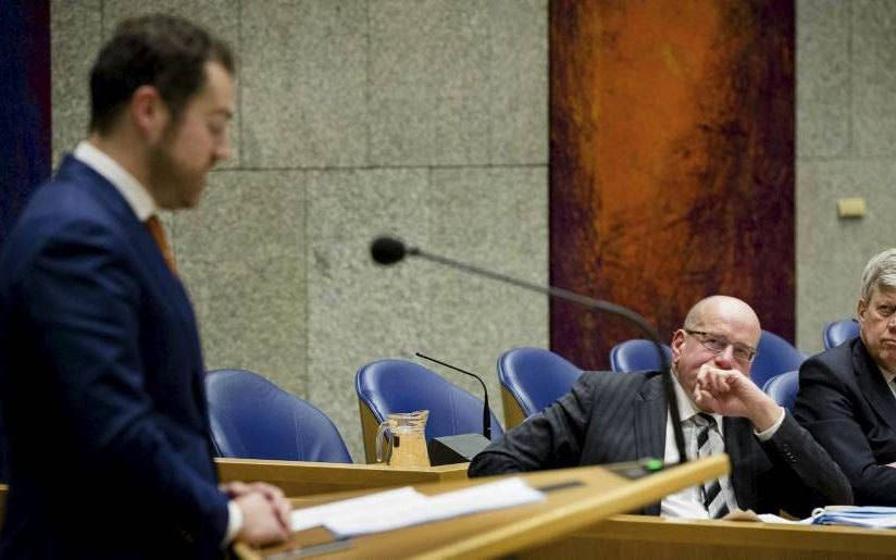 Teeven en Opstelten luisten naar VVD-Kamerlid Dijkhof, beeld ANP.