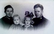 V.l.n.r: adjudant Rie Deurloo-Joosse, Pieter jr., Febe en adjudant Pieter sr. Deurloo van het Apeldoornse Leger des Heils in 1942. beeld Henk Rensink