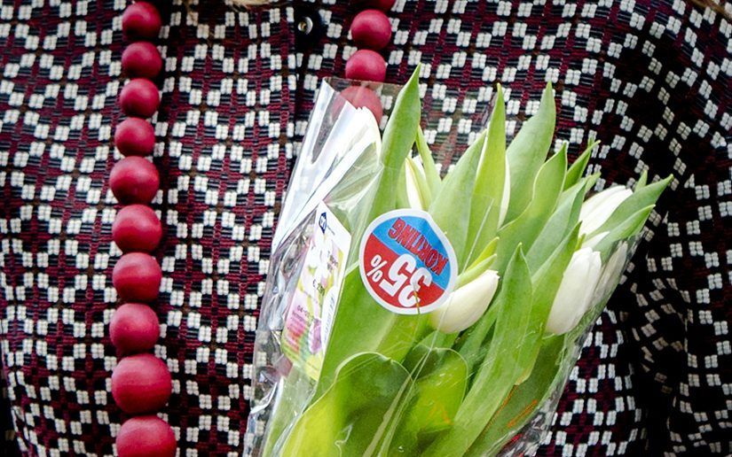 Na afloop van een symposium in Utrecht kreeg koningin Máxima van een meisje uit het publiek een bosje tulpen aangeboden. beeld ANP