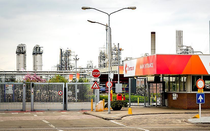 De hoofdingang van chemiebedrijf Chemours in Dordrecht. beeld ANP, Remko de Waal