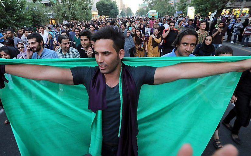 Duizenden aanhangers van Rohani vieren feest in Teheran. Foto EPA