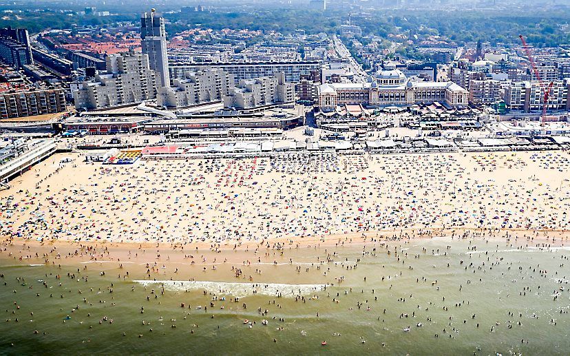 Luchtfoto van badgasten op het strand bij Scheveningen. De zomervakantie is in volle gang en door het warme weer liggen de stranden vol. beeld ANP