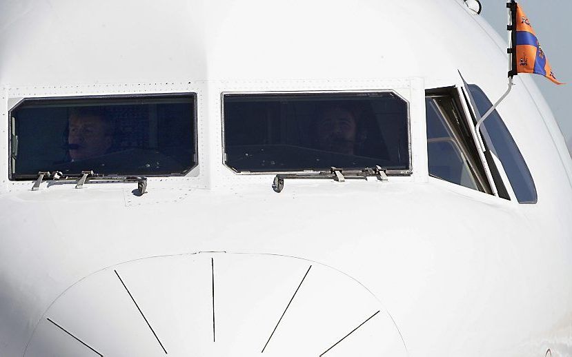 Koning Willem-Alexander in de cockpit van het regeringsvliegtuig. beeld EPA