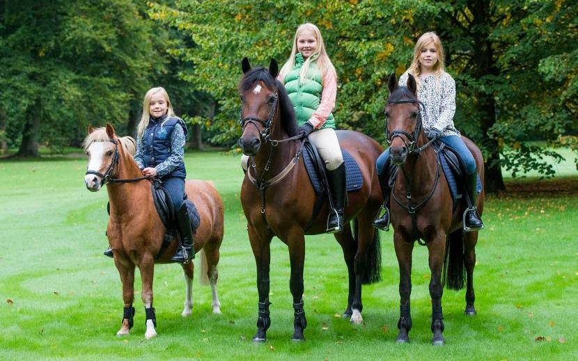 Prinses Amalia (M) met haar zussen Alexia (R) en Ariane (L). beeld RVD