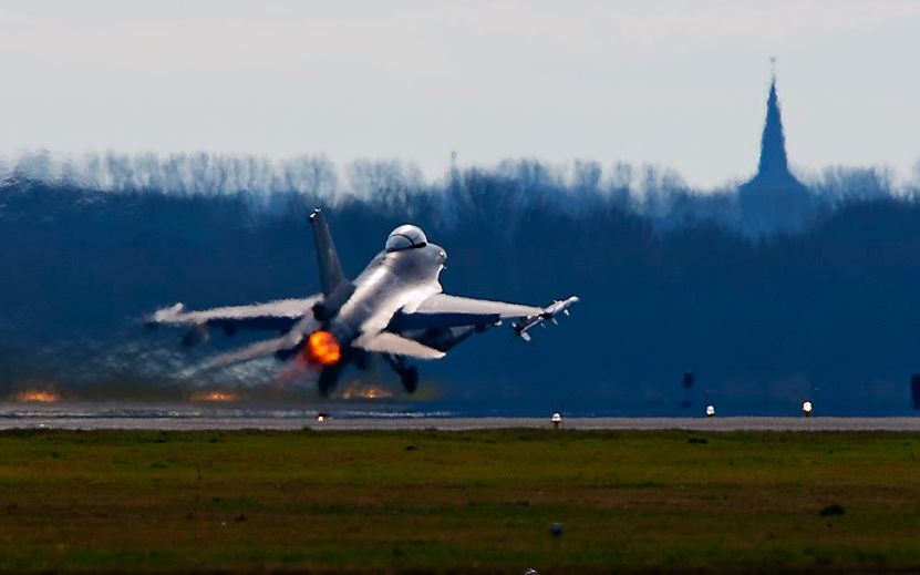 Nederlandse F16 vertrekt vanaf vliegbasis Leeuwarden. Foto ANP