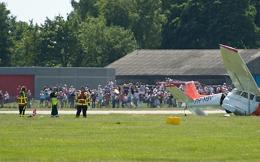 Juni 2011 stortte een reclamevliegtuigje neer op vliegveld Teuge. Foto ANP