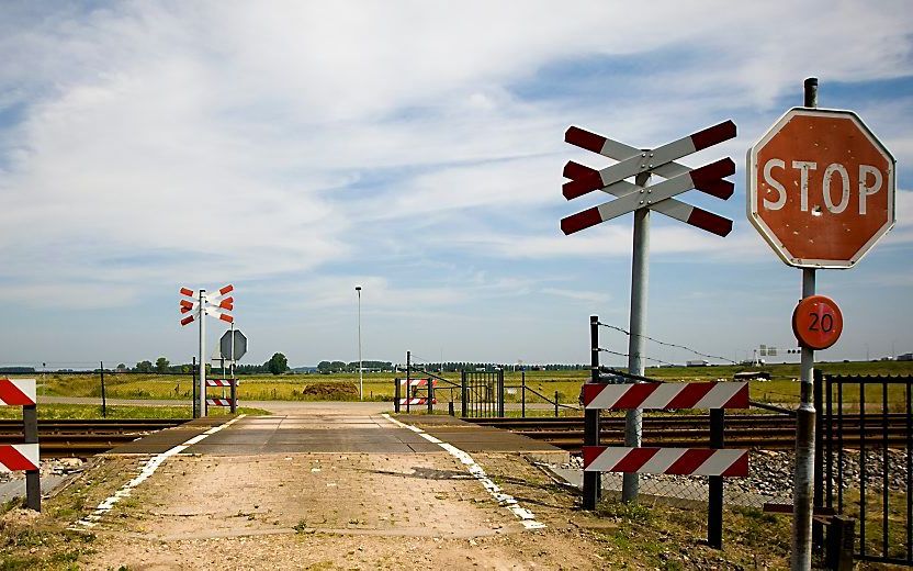 Geregeld doen er zich in Nederland ongevallen voor op onbewaakte spoorwegovergangen, nogal eens op het platteland. Kan het veiliger? Foto ANP