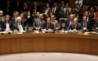 De Russische VN-ambassadeur Vitaly Tsjoerkin (tweede van links) stemde woensdag tegen de oprichting van een VN-tribunaal dat de daders van de MH17-vliegramp moest berechten. Zijn Amerikaanse collega Samantha Power (rechts) liet weten dat „geen veto vervol