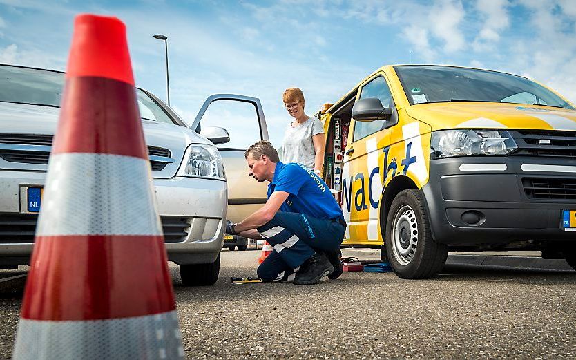 Wegenwachten en caravanexperts van de ANWB controleren de auto's, aanhangers en caravans van vakantiegangers bij grensovergang Hazeldonk. beeld ANP