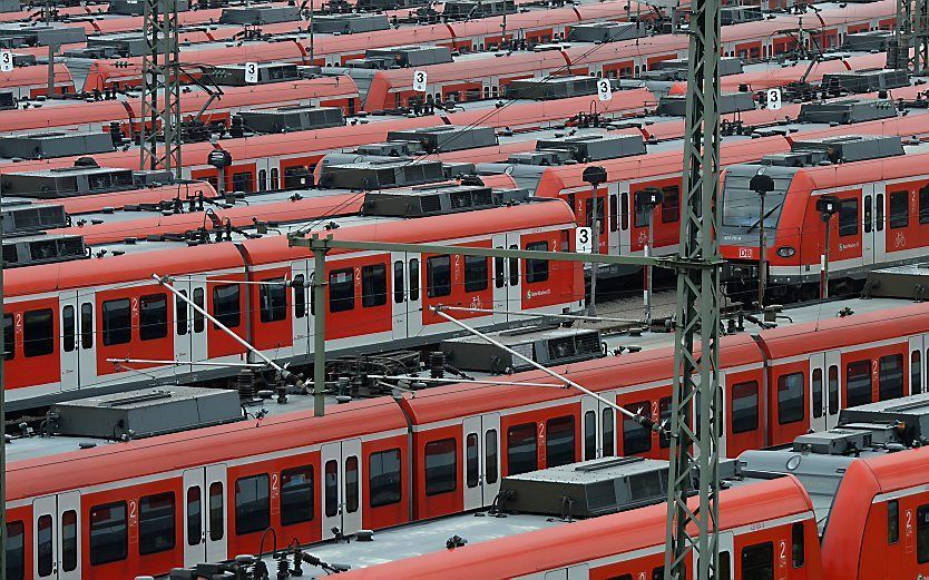 Na het goederenvervoer ligt nu ook een groot deel van het personenvervoer op het Duitse spoor stil. Dinsdagnacht hebben veel machinisten het werk op de passagierstreinen van Deutsche Bahn neergelegd. beeld AFP