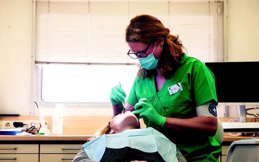 ”Dokters van de Wereld” rijdt met twee bussen door Nederland waarin arme mensen gratis hun gebit kunnen laten behandelen.  beeld Dokters van de Wereld, Cigdem Yüksel