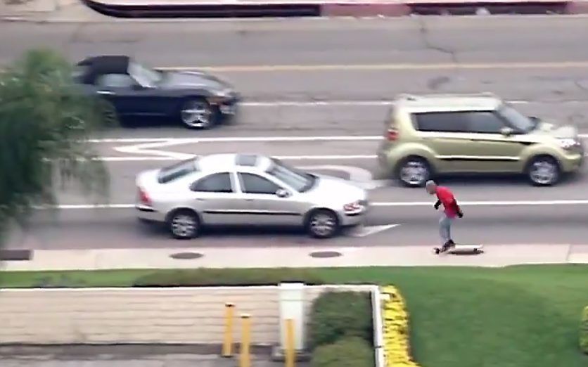 De vluchter op skateboard. Beeld uit video