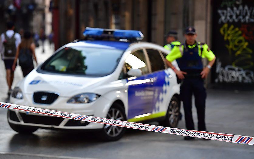 Een politieagent bij een afzetting na de aanslag in Barcelona. Een bestelbus reed in op voetgangers op La Rambla, een drukke promenade die populair is onder toeristen.  beeld ANP