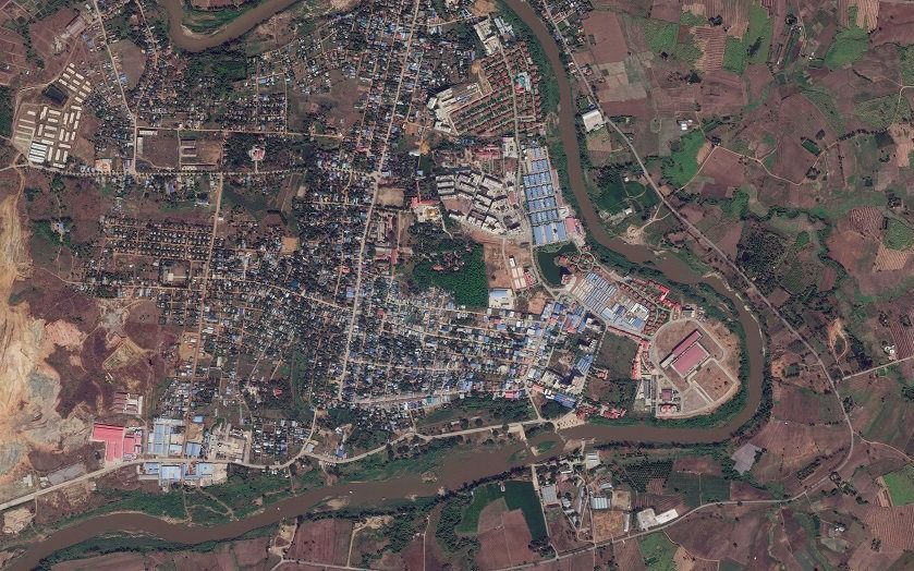 Compound in Myanmar waar mensen vastzitten in cyberslavernij. beeld Satellite image ©2023 Maxar Technologies.