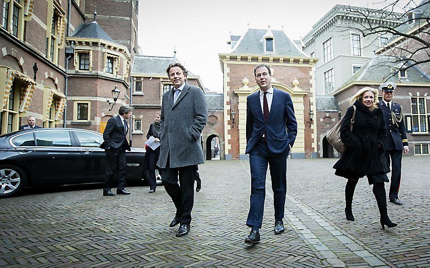 De ministers Koenders van Buitenlandse Zaken (l.) en Asscher van Sociale Zaken (m.). beeld ANP