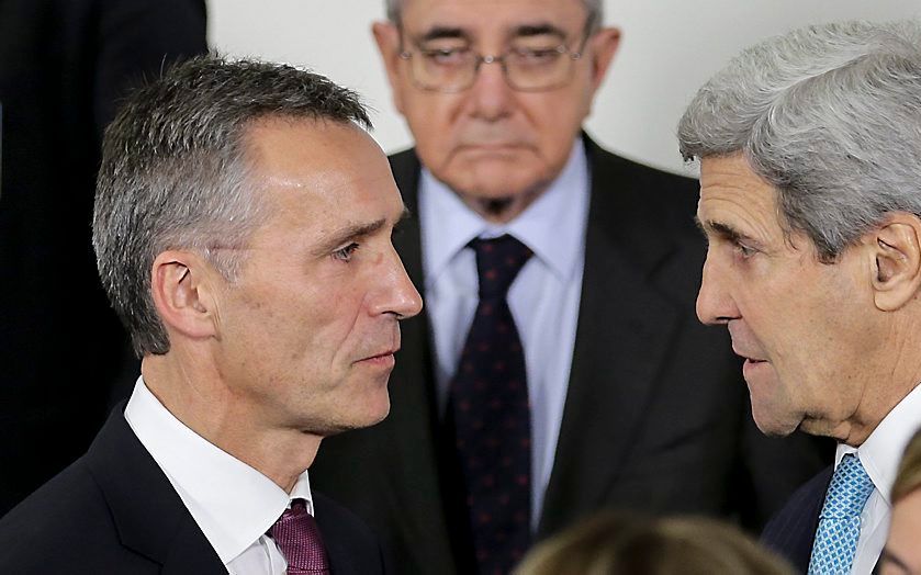 BRUSSEL. Secretaris-generaal Jens Stoltenberg van de NAVO in gesprek met de Amerikaanse minister van Buitenlandse Zaken John Kerry (r). beeld AFP