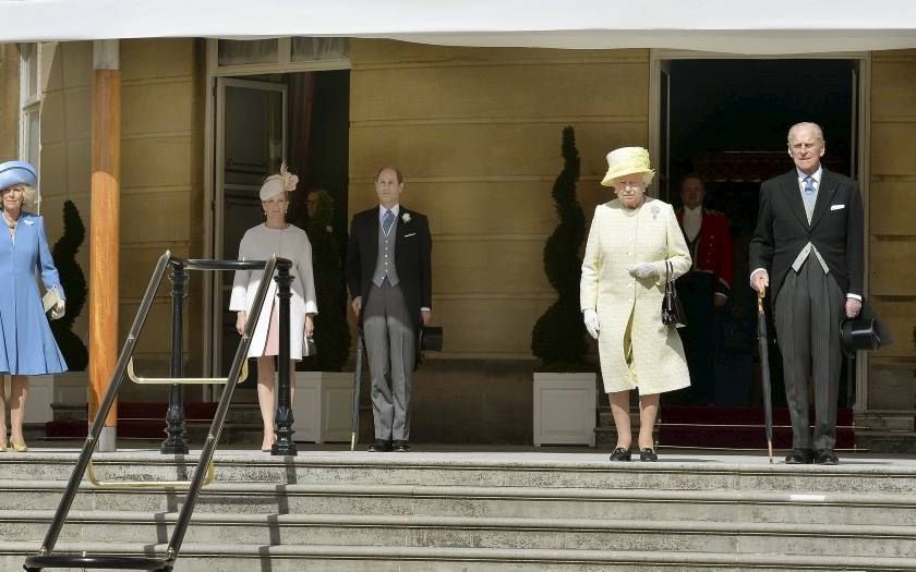 Bij Buckingham Palace in Londen is het seizoen van de tuinfeesten weer begonnen. Koningin Elizabeth ontvangt dan duizenden gasten in het park bij het paleis. Dinsdag was de eerste party. Foto: Prins Charles en zijn vrouw  Camilla; Sophie en haar man prins