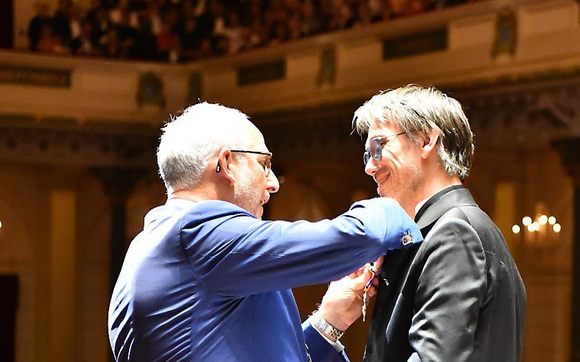 Musicus Marco den Toom is zaterdagavond in het Concertgebouw in Amsterdam door burgemeester Renkema van Nijkerk benoemd tot ridder in de Orde van Oranje-Nassau. beeld Arno Lambregtse