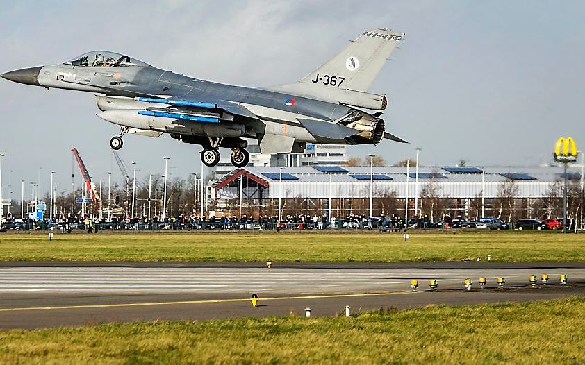 Een van de F-16's op Schiphol, dinsdagmiddag. Beeld ANP