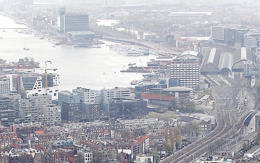 Luchtfoto van de treinbotsing in Amsterdam. Foto EPA