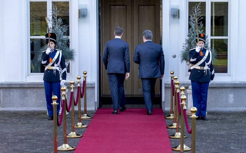 Staan de neuzen van Nederland en Oekraïne in dezelfde richting? Dat is de vraag die de kiezer woensdag beantwoordt. Foto: premier Rutte (l.) ontving eind vorig jaar de Oekraïense president Porosjenko (r.) in het Catshuis. beeld ANP, Jerry Lampen