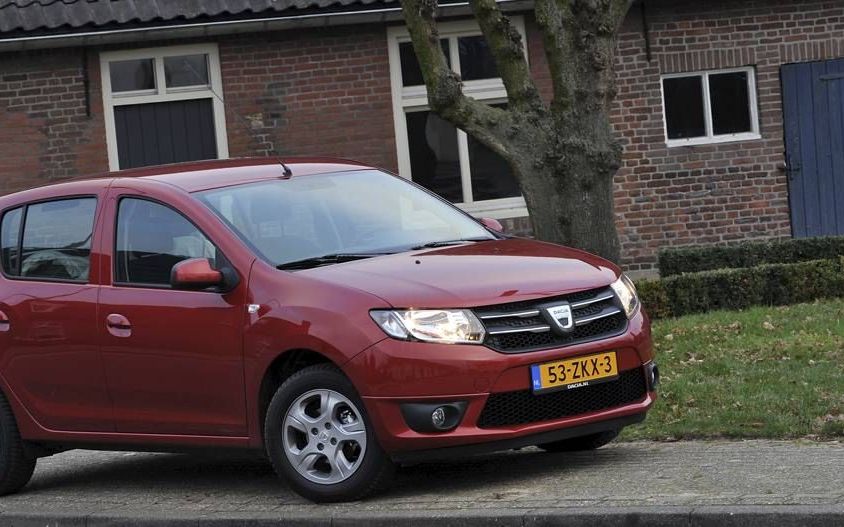 Een stuk stoerder dan voorheen kijkt de nieuwe Dacia Sandero de wereld in. Op het vertrouwde onderstel biedt de vijfdeurs meer ruimte. Foto Tony Vos