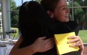 Sarah omhelst één van haar dakloze gasten. beeld YouTube