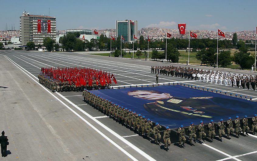 Turkije vierde deze week Overwinningsdag om de dag te herdenken waarop de grondlegger van de Turkse staat, Atatürk, erin slaagde vijandelijke troepen te verdrijven. De seculiere politiek die Atatürk nastreefde, staat steeds verder onder druk. Foto EPA