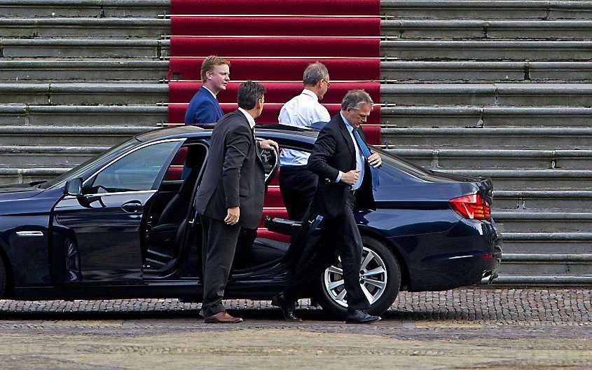 De informateurs Henk Kamp en Wouter Bos arriveren bij paleis Huis ten Bosch. Foto ANP