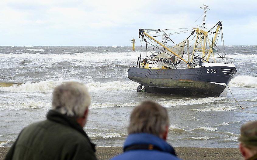 Het vastgelopen vissersschip bij Petten. Foto EPA