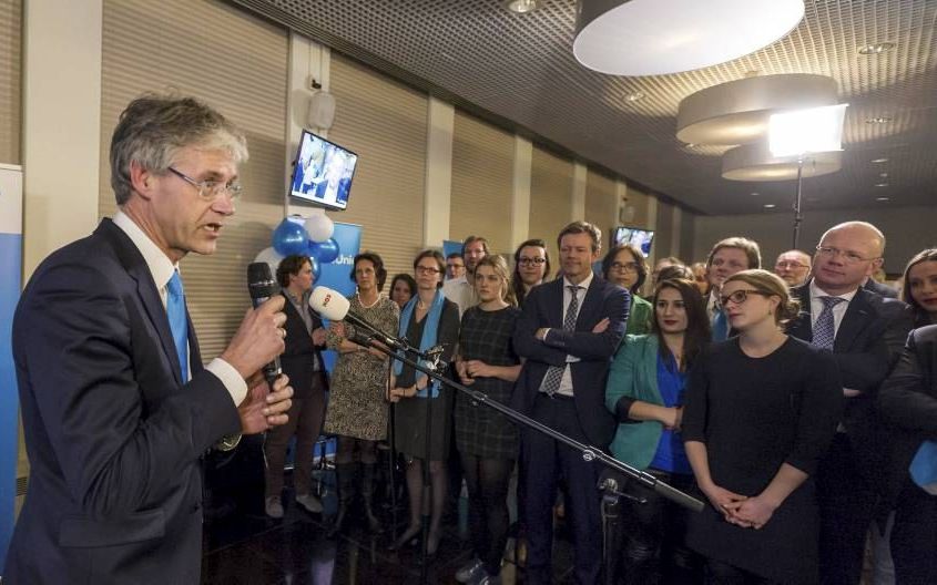 Christenunie-fractievoorzitter Arie Slob spreekt aanhangers van zijn partij toe in het Provinciehuis van Zuid-Holland tijdens de uitslagenavond van de Provinciale Statenverkiezingen. Foto ANP