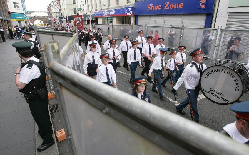 De protestantse organisatie Apprentice Boys houdt zaterdag een jaarlijks terugkerende parade in Londonderry. Foto EPA