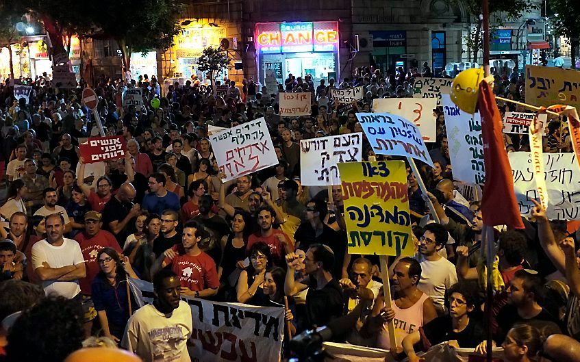 Protest in Tel Aviv, zaterdag 30 juli. Afgelopen weekeinde trokken betogingen door heel Israël zo'n 150.000 ontevredenen. Foto EPA