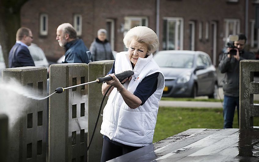 Prinses Beatrix doet in IJsselstein mee aan de actie NLdoet. beeld ANP