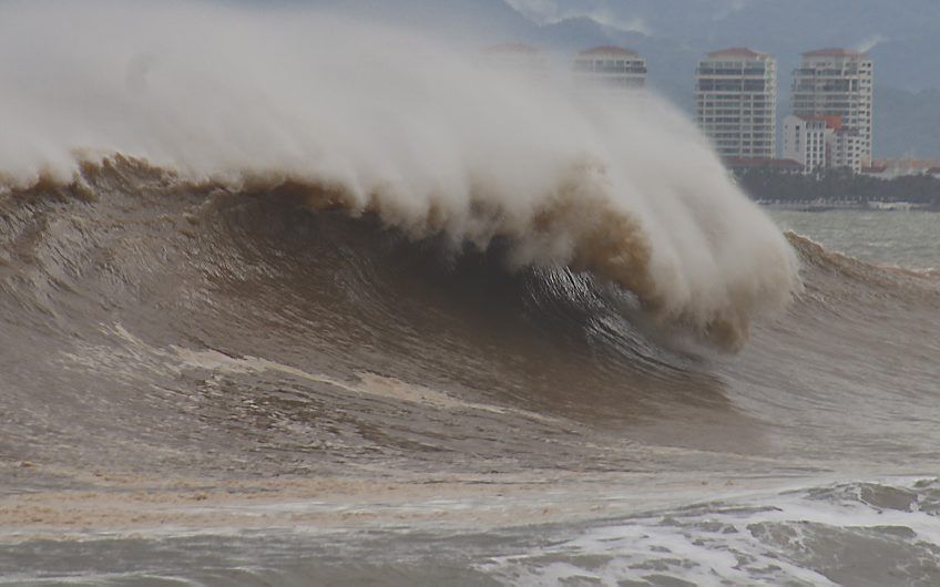 De orkaan Willa raasde met windsnelheden tot 180 kilometer per uur over het kustgebied van Mexico en ging gepaard met zware regenval. beeld EPA