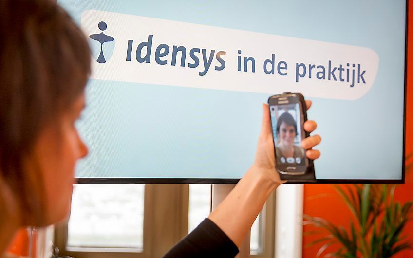 Inloggen via een Selfie tijdens de toelichting en demonstratie van nieuwe elektronische identificatiemethoden in september van de overheid, de Impuls eID, op het Ministerie van Binnenlandse Zaken. Het eID Stelsel moet de standaard worden voor inloggen bij