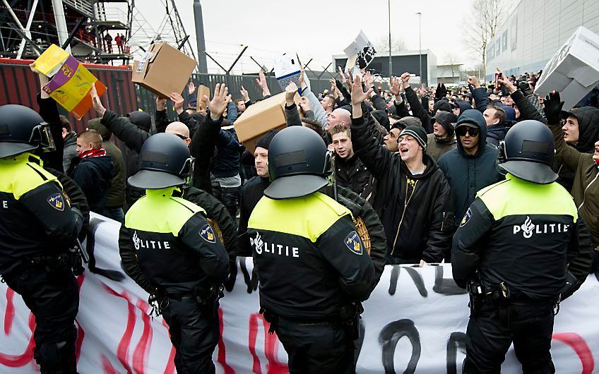 De politie heeft wel degelijk vooraf overleg gehad met de organisatie van de demonstratie bij voetbalstadion De Kuip in Rotterdam, waarbij 326 mensen werden aangehouden.  beeld ANP