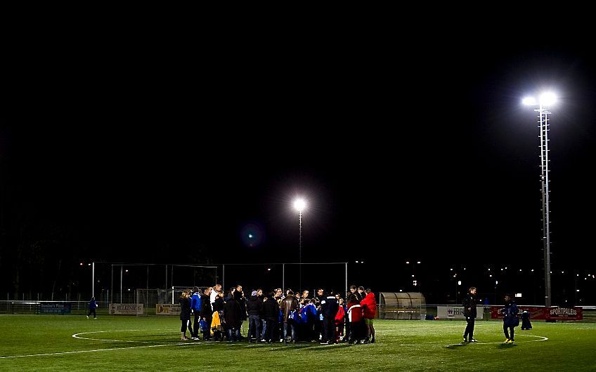 Spelers komen woensdagavond bijeen voorafgaand aan de training bij amateurvoetbalclub SC Buitenboys. Foto ANP