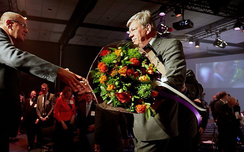 Kamerlid Fred Teeven (L) feliciteert voormalig minister Ivo Opstelten van Justitie nadat hij is aangesteld als erelid tijdens het VVD voorjaarscongres. Beeld ANP