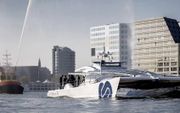 De Energy Observer komt in april eerder dit jaar aan in Amsterdam. Het waterstofschip maakt een tussenstop op zijn reis rond de wereld.  beeld ANP, Koen van Weel
