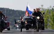 De Night Wolves te gast van de Russische president Poetin (r.) op de Krim. beeld EPA
