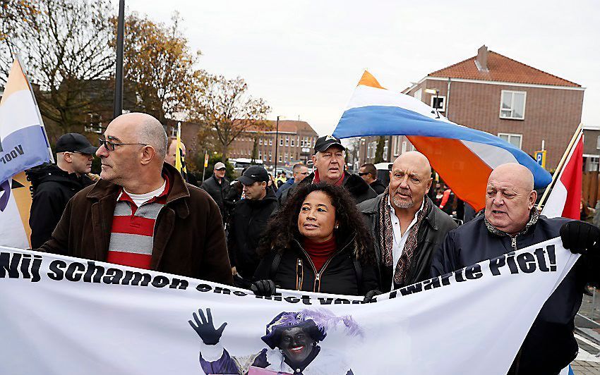 Voorstanders van Zwarte Piet houden een protest tijdens de intocht van Sinterklaas in het centrum van Maassluis. beeld ANP