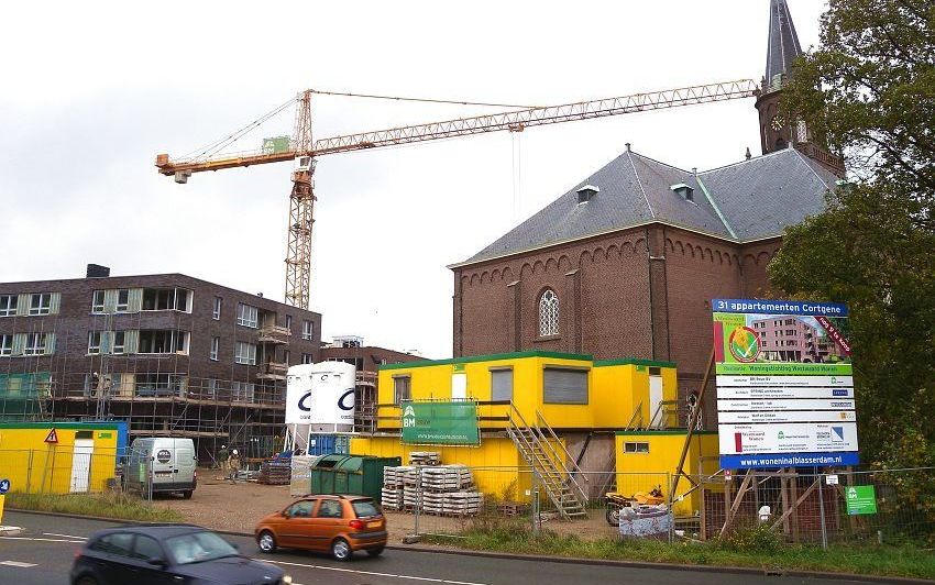 Gewas is er niet te zien, maar arbeid is er volop rond de hervormde Dorpskerk van Alblasserdam. Op dankdag is er in het bedehuis ’s middags een dienst die speciaal op kinderen is gericht. Foto RD