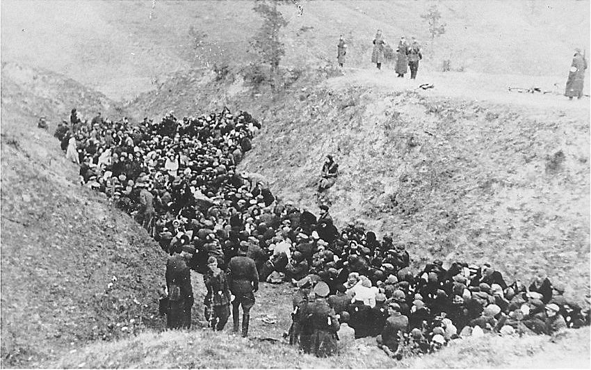 Oktober 1942: Joodse mannen, vrouwen en kinderen wachten op executie door Duitse ”Einsatzgruppen". Foto Instytut Pamieci Narodowej/USHMM